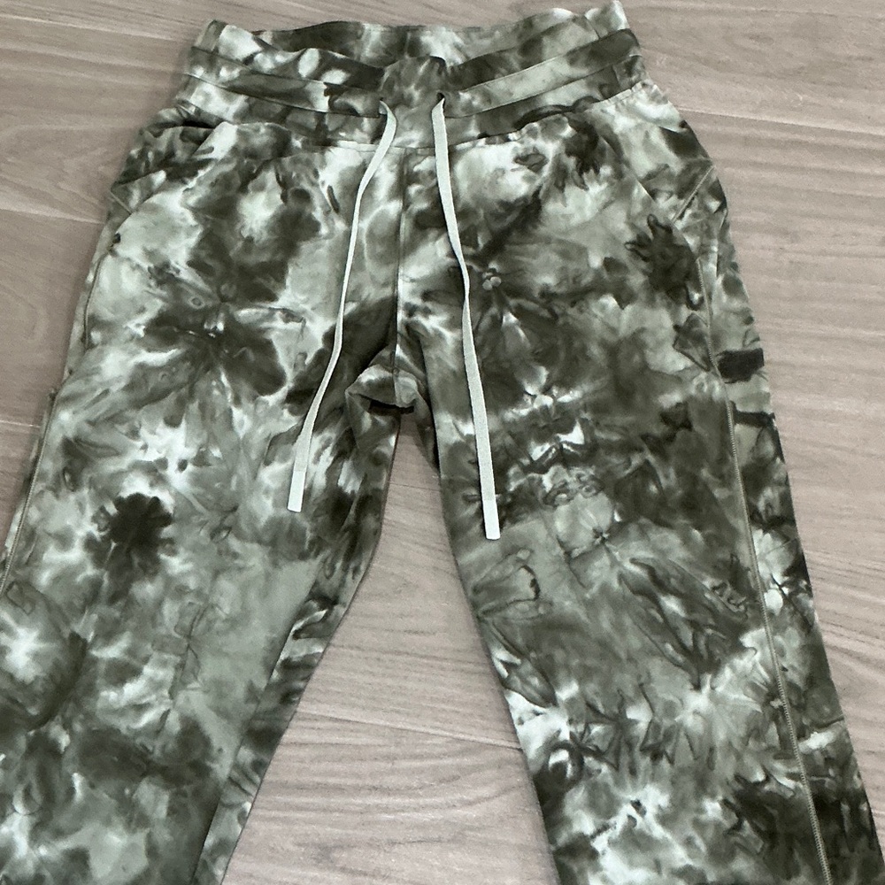 lululemon athletica Green Tie-Dye Leggings - Picture 8 of 16